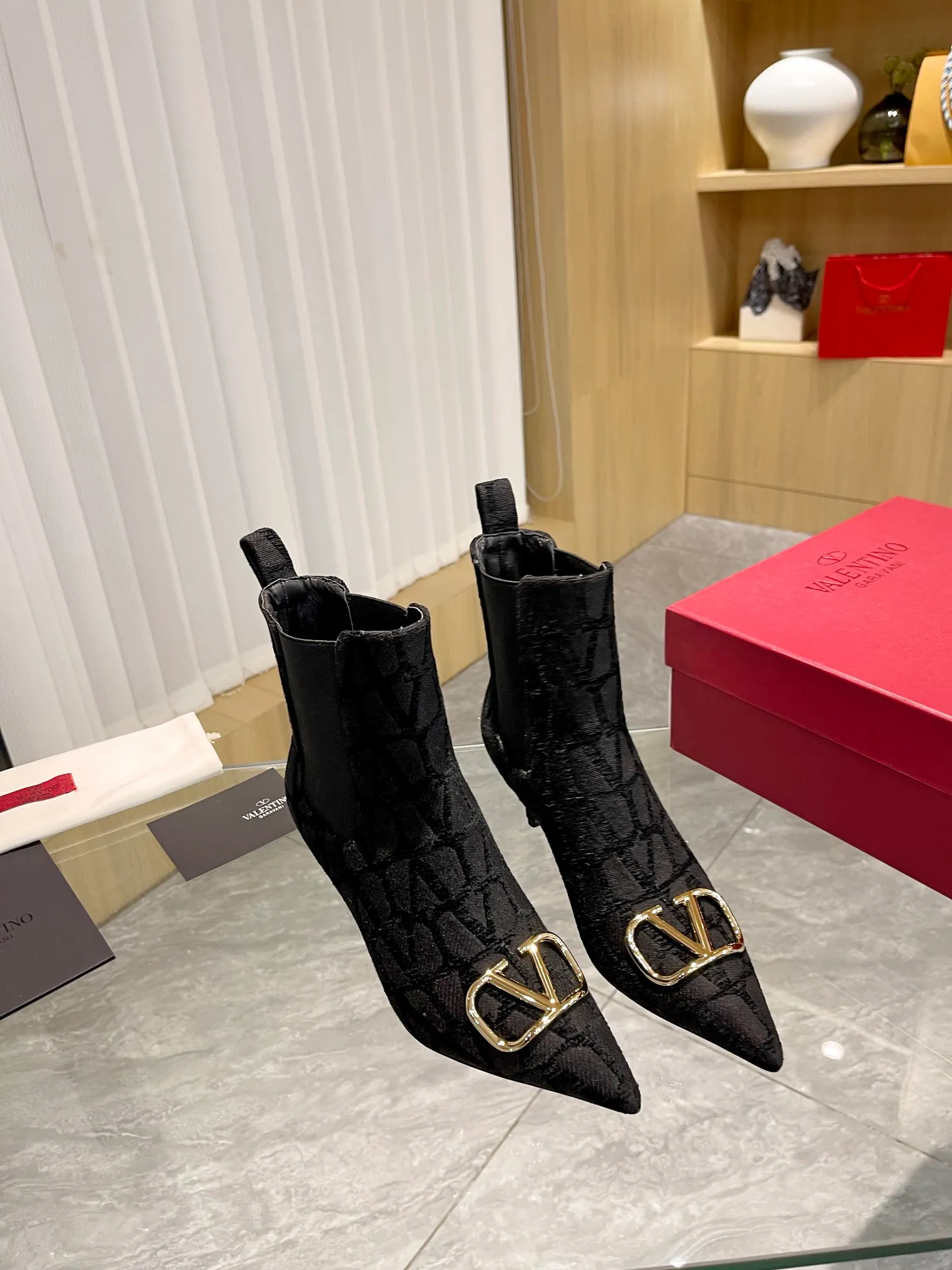 👟👟Ex-factory price 560👟👟 Genuine leather sole +40 [Valentino] Valentino ~ Unique [V logo fabric print pattern] with light gold metal [V buckle] fashion women's boots: Made with original craftsmanship, comfortable and versatile, showing long legs! Absolutely classy! Fabric: High-grade fabric printed cloth➕Imported sheepskin lining⚡Boot shaft. [Light Gold V Buckle] Decorative accessory! Outsole: 2 types: non-slip and wear-resistant rubber outsole and Italian leather sole. Size: 35−41 (customized sizes 34-42). Rubber sole, leather sole +40